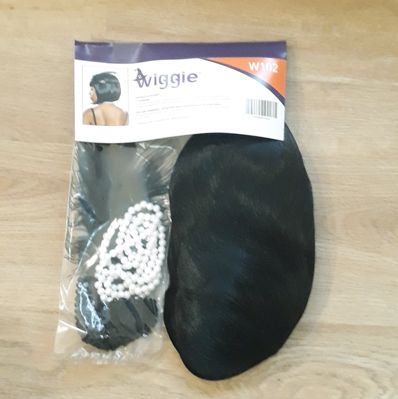 Wiggie Synthetic Costume Wig - Flapper Black Bob + Feather Head Band Necklace - Picture 6 of 11